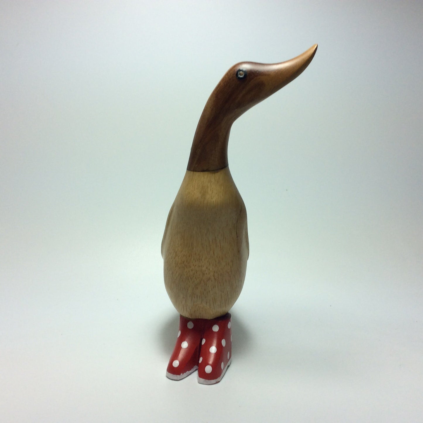 Ente mit Schuhen aus Bambuswurzel